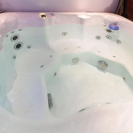 Inviting Bungalow In With Hot Tub