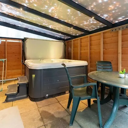 Inviting Bungalow In With Hot Tub *