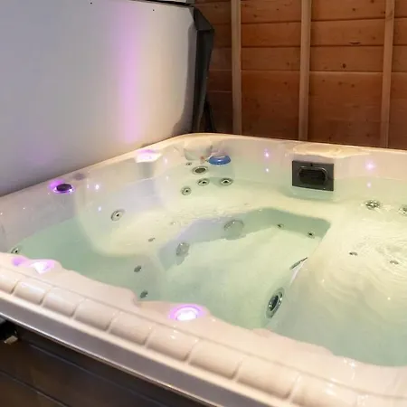 Inviting Bungalow In With Hot Tub *