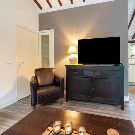 Holiday home Inviting Bungalow In With Hot Tub