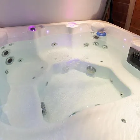 Inviting Bungalow In With Hot Tub