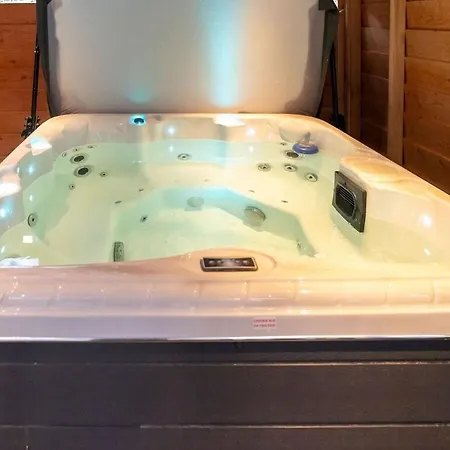 Inviting Bungalow In With Hot Tub Holiday home Epe