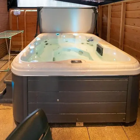 Inviting Bungalow In With Hot Tub *