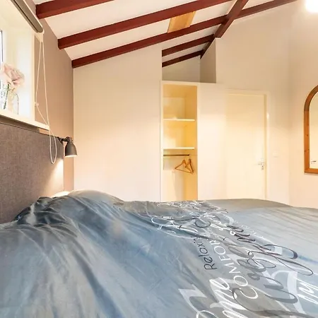 Holiday home Inviting Bungalow In With Hot Tub