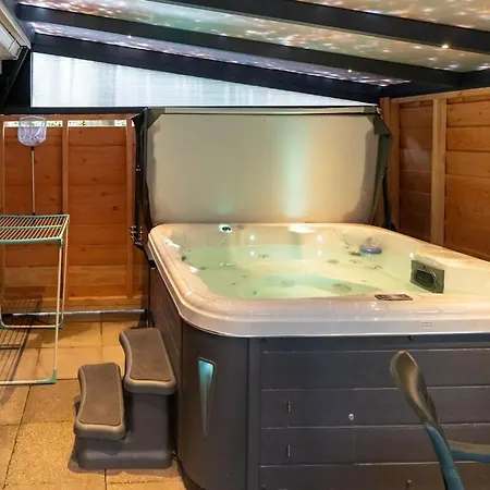 Inviting Bungalow In With Hot Tub Holiday home Epe